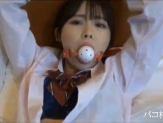 服をまくったら「ぶるんっ」って飛び出る大きなおっぱい または「ぷるんっ」って控えめに揺れるちっぱい